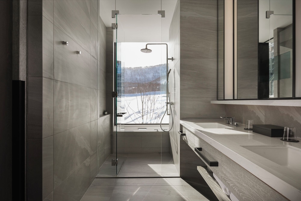 ルーム シングルベッド 2 台 マウンテンビュー バスルーム1 | パーク ハイアット ニセコ HANAZONO