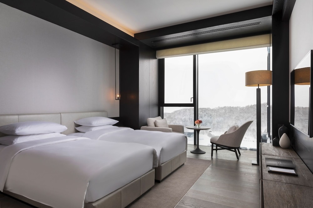 ルーム 2 ベッドルーム (Residence, 1 King, 2 Twin, Prvt Onsen) 客室1 | パーク ハイアット ニセコ HANAZONO