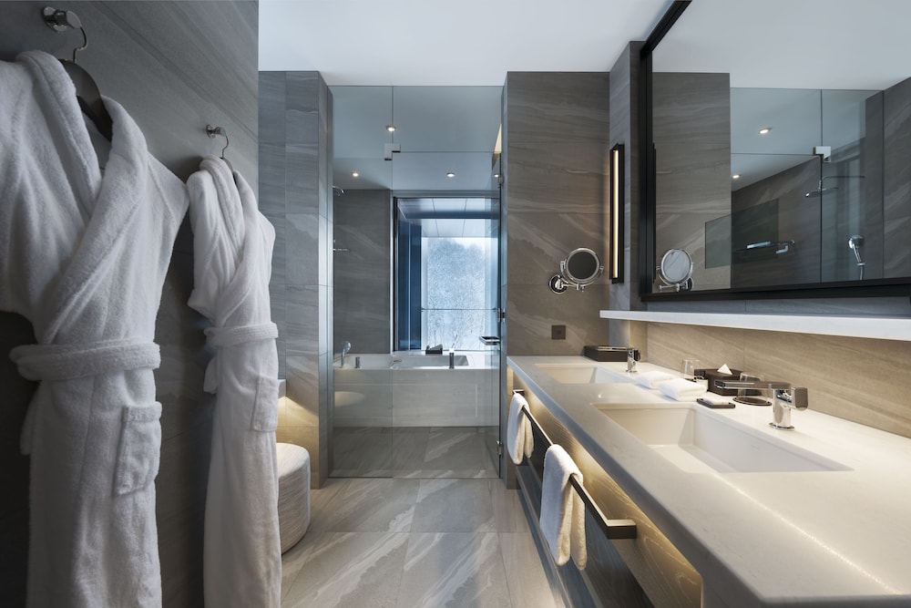 スタジオ キングベッド 1 台 (Onsen, Residence) バスルーム1 | パーク ハイアット ニセコ HANAZONO