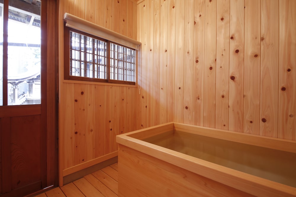 一階 和室9畳(ミニキッチン付き) バスルーム0 | 山崎旅館 Q 中門前屋