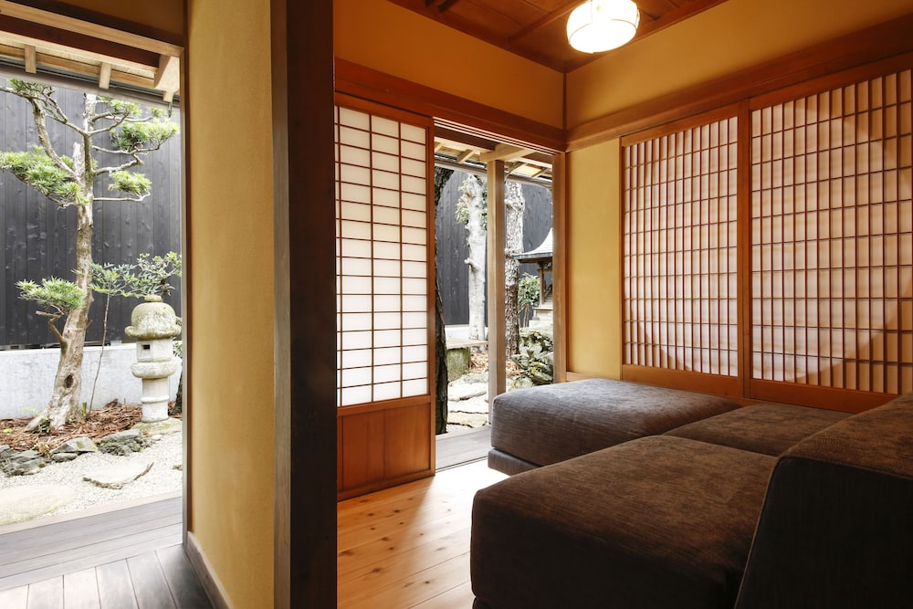 一階 和室9畳(ミニキッチン付き) 客室3 | 山崎旅館 Q 中門前屋