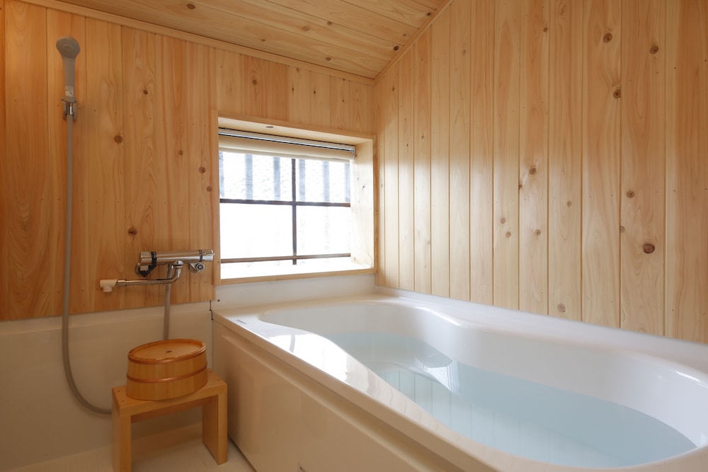 2階 和室6畳 バスルーム0 | 山崎旅館 Q 中門前屋
