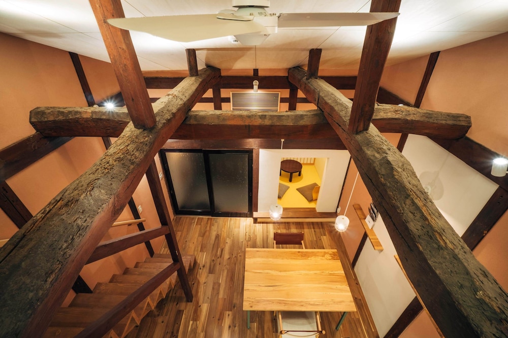 一棟貸し (カモメ) 客室内のダイニングエリア0 | 水辺の民家ホテル カモメとウミネコ