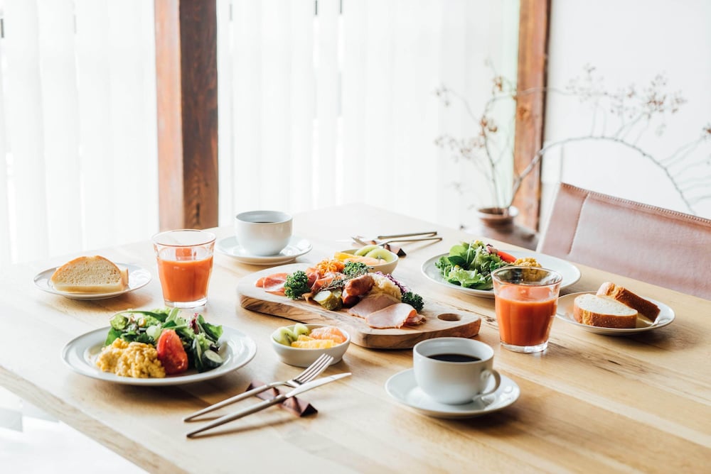 一棟貸し (ウミネコ) 客室内のダイニングエリア1 | 水辺の民家ホテル カモメとウミネコ