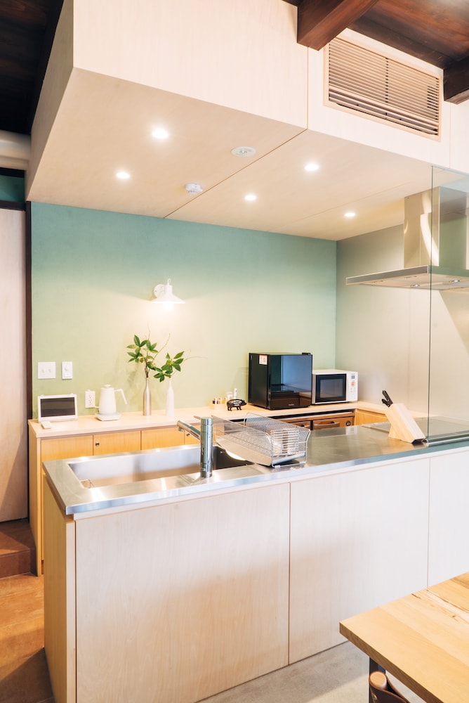 一棟貸し (ウミネコ) 専用キッチン0 | 水辺の民家ホテル カモメとウミネコ