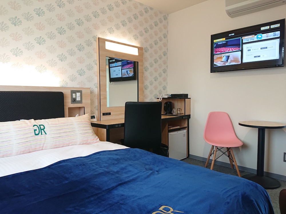 プレミアム シングルルーム ダブルベッド 1 台 禁煙 | グリーンリッチホテル沖縄名護 人工温泉・二股湯の華