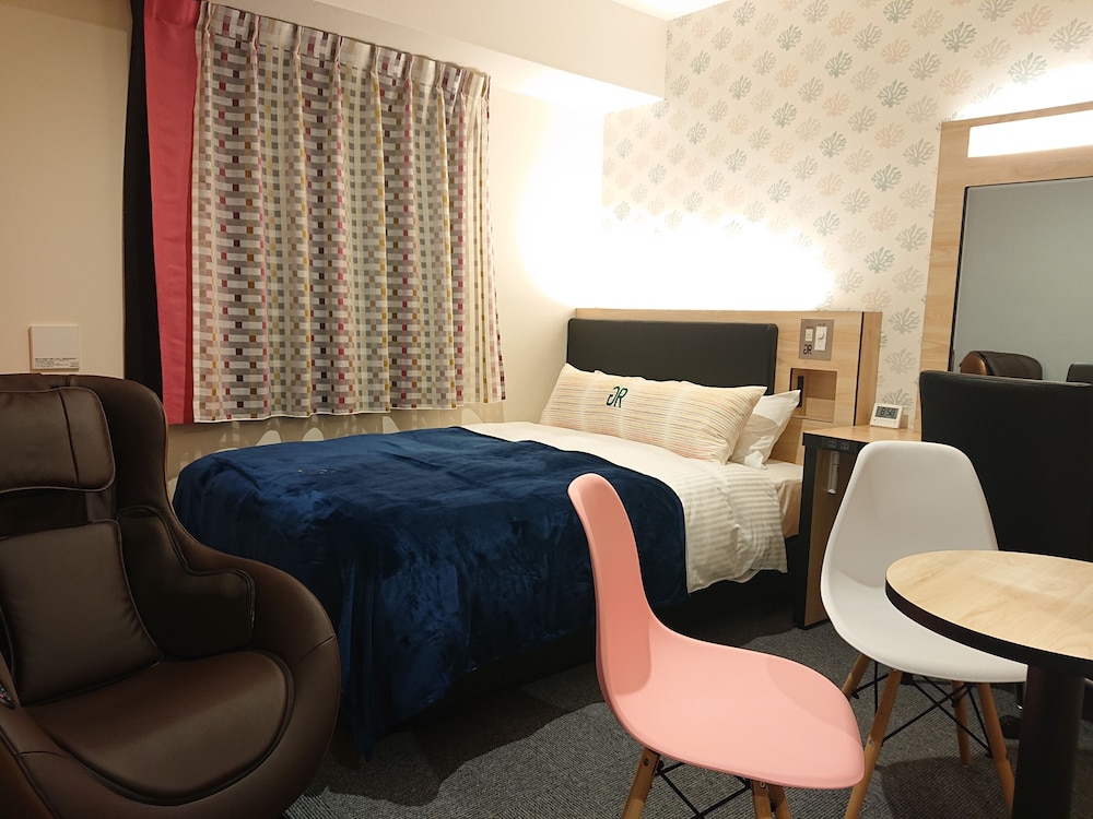 プレミアム シングルルーム ダブルベッド 1 台 禁煙 客室2 | グリーンリッチホテル沖縄名護 人工温泉・二股湯の華