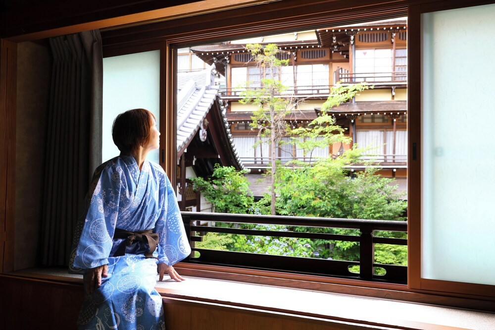 和室 共用バスルーム 温泉通り側 部屋からの景観0 | 渋温泉 いかり屋旅館