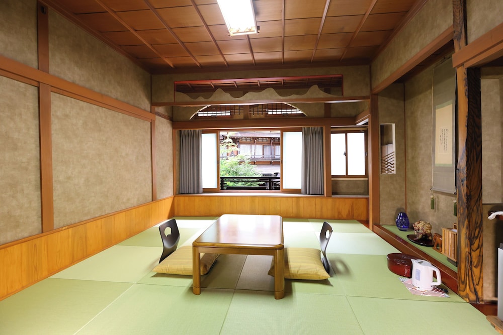 和室 共用バスルーム 温泉通り側 | 渋温泉 いかり屋旅館