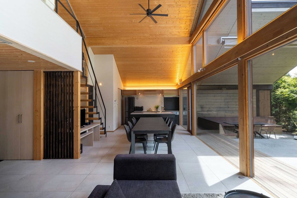 Villa A - SPA棟 - (モダンスタイル) 一棟貸切りプライベートプール, サウナ, 露天風呂付き 禁煙 リビング エリア2 | ヴィラメッサ軽井沢