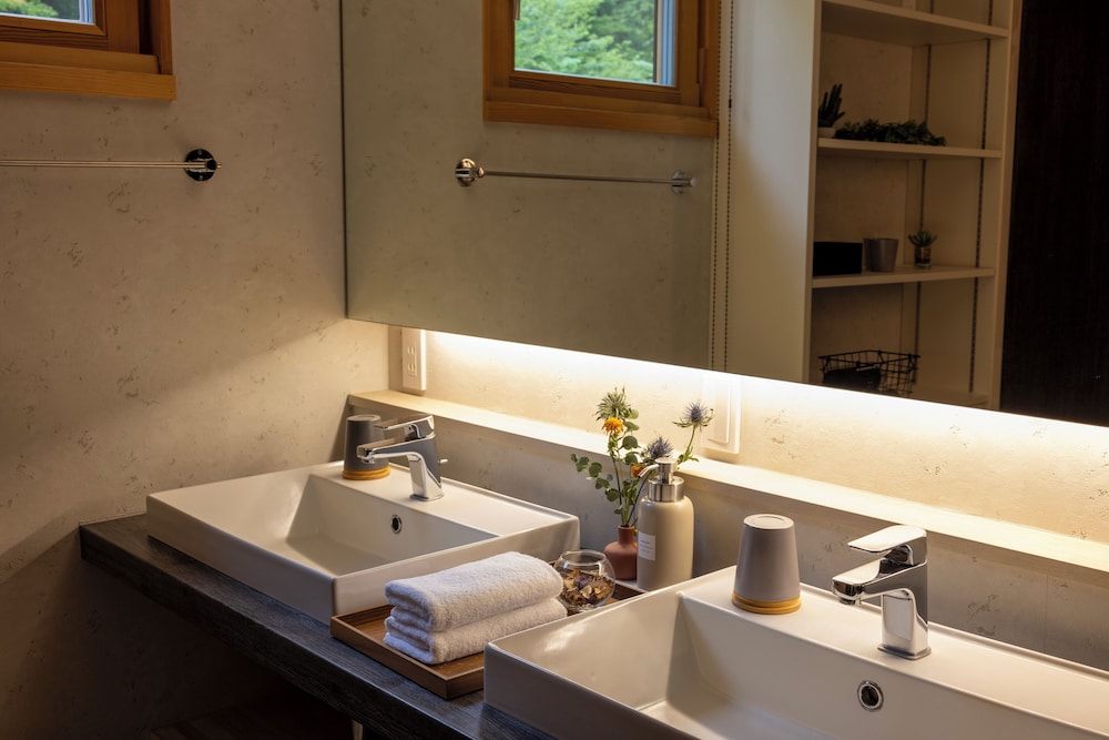 Villa B (北欧カジュアルスタイル) 一棟貸切りプライベート庭付き 禁煙 バスルーム2 | ヴィラメッサ軽井沢