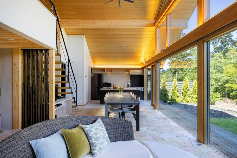 プレミアム ヴィラ 3 ベッドルーム プライベートプール ガーデンビュー 客室1 | ヴィラメッサ軽井沢