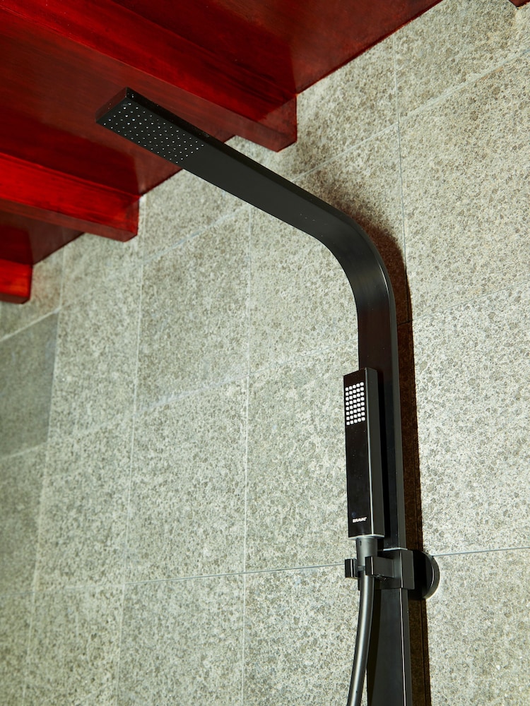 一棟貸し 1-6名用 バスルームのシャワー0 | 鈴 プレミアム 町家 京都二条城北