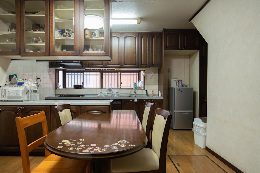 ファミリー和室 トイレ付 専用キッチン0 | ゲストハウス イロンゴ