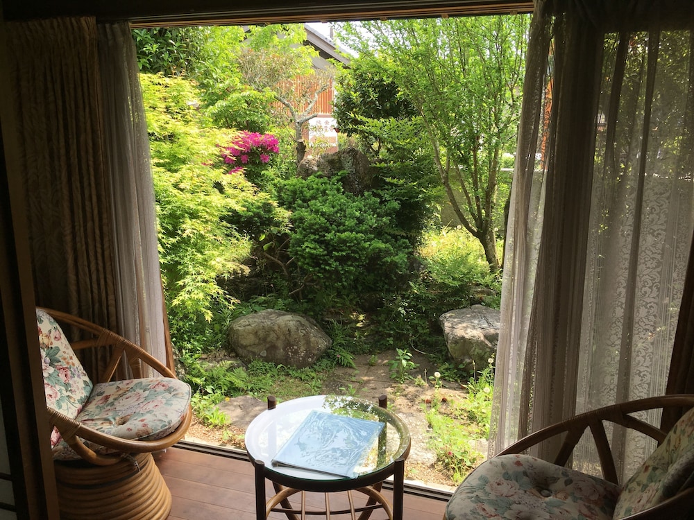 ファミリー和室 トイレ付 ガーデン ビュー0 | ゲストハウス イロンゴ