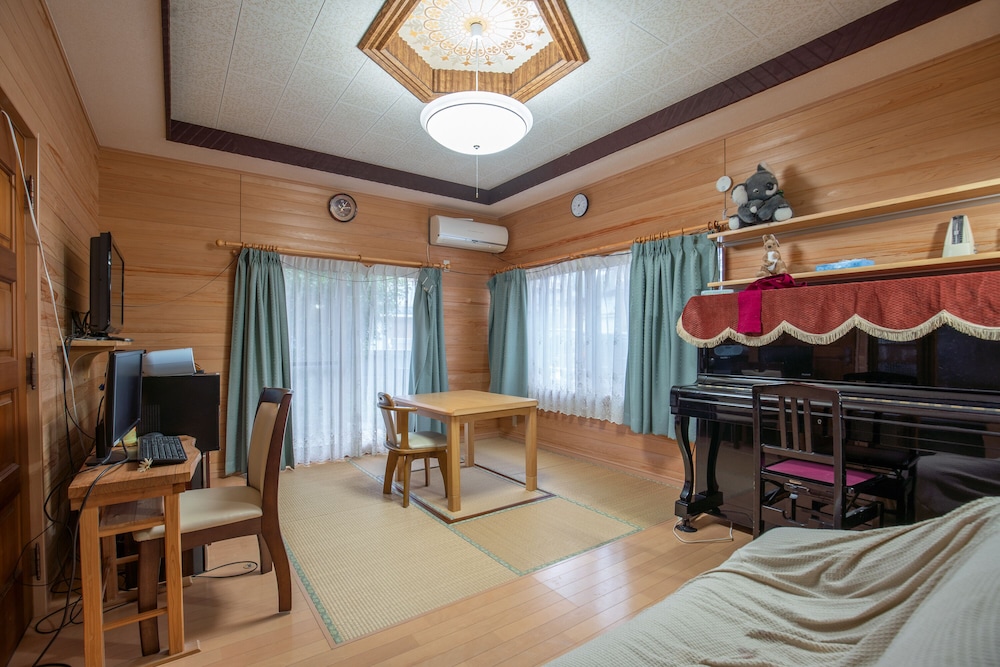 ファミリー和室 トイレ付 リビング エリア1 | ゲストハウス イロンゴ