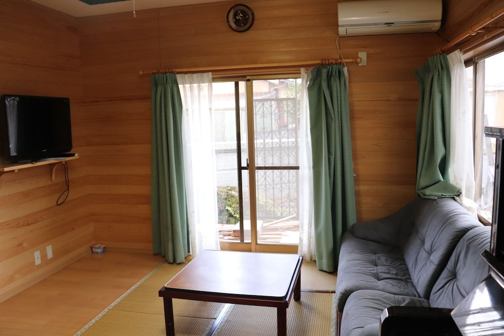 ファミリー和室 トイレ付 リビングルーム0 | ゲストハウス イロンゴ