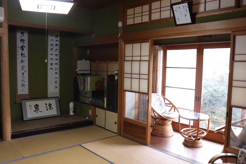 ファミリー和室 トイレ付 客室3 | ゲストハウス イロンゴ