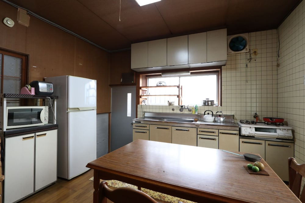 離れ (ファミリールーム) 禁煙 専用キッチン5 | ゲストハウス イロンゴ