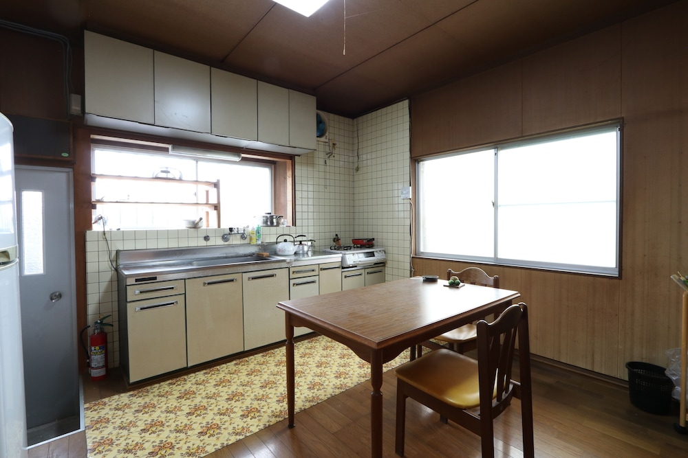 離れ (ファミリールーム) 禁煙 専用キッチン3 | ゲストハウス イロンゴ