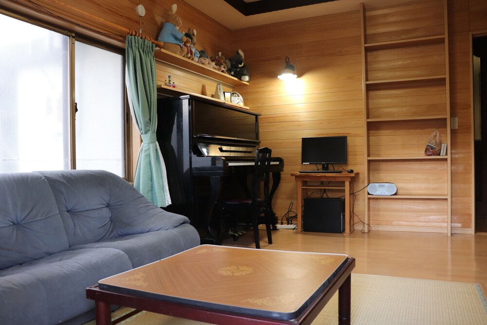 ファミリー和室 トイレ付 リビング エリア0 | ゲストハウス イロンゴ