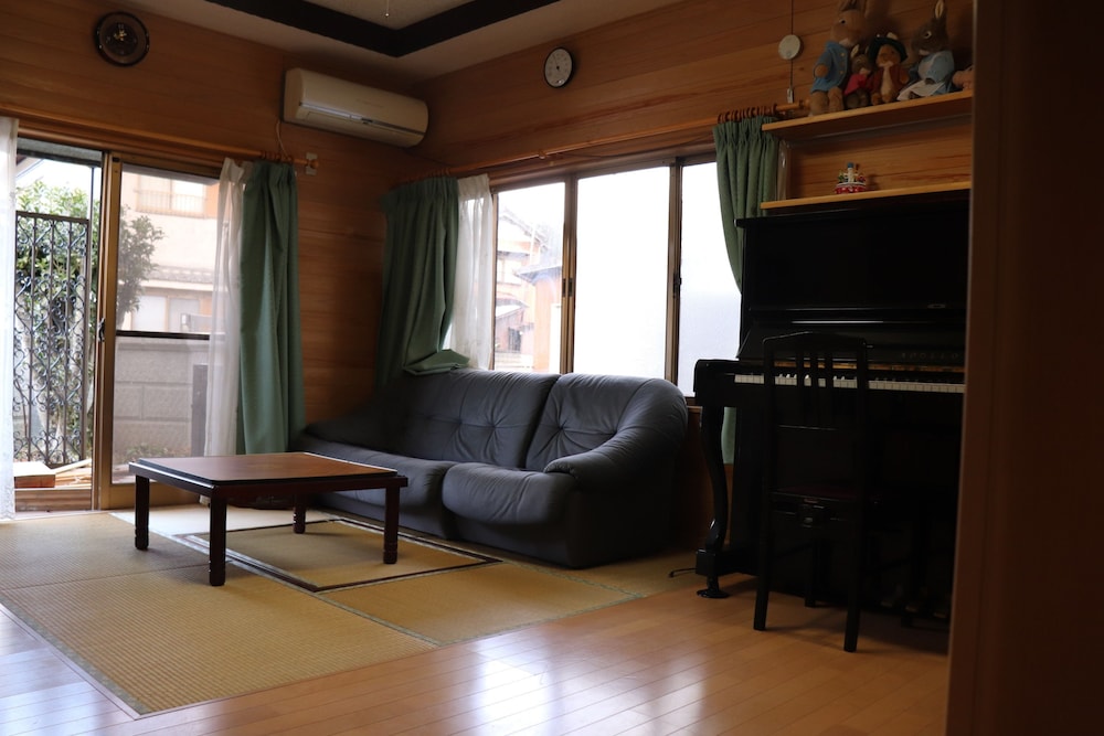 ファミリー和室 トイレ付 リビングルーム1 | ゲストハウス イロンゴ