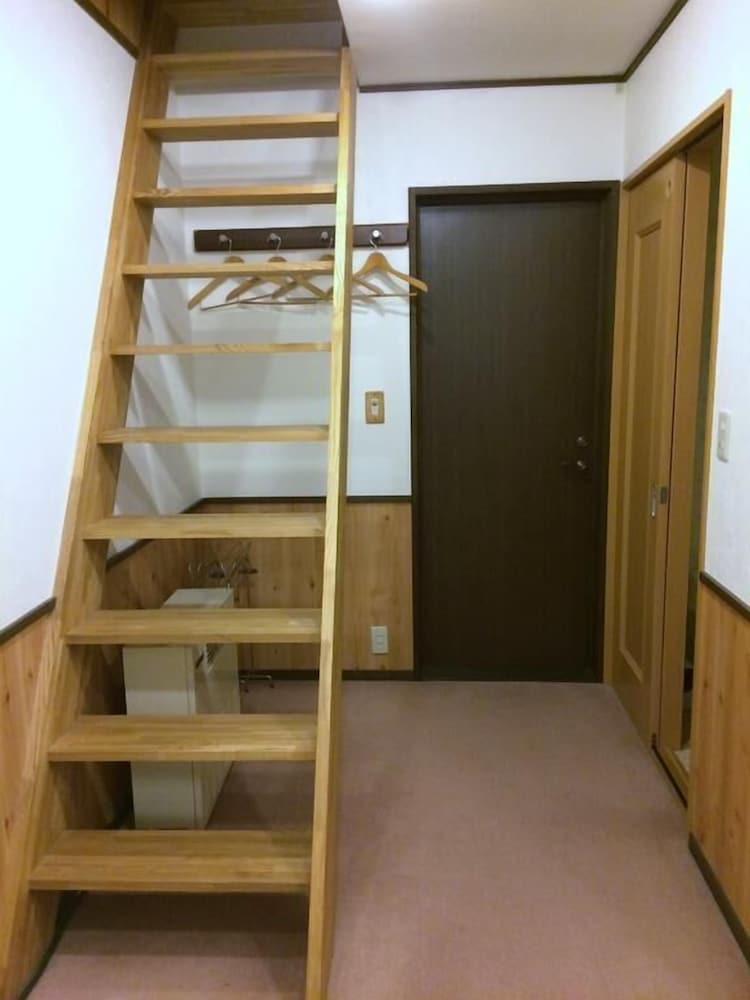 [ロフトの天窓から星が見えるお部屋] 4人部屋 ロフト付き 共用バス 202 客室2 | 四季の宿すばる