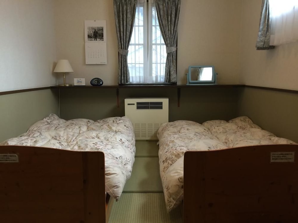 [畳にベッドが有る和室] 3人部屋 共有バス, トイレ 205 客室1 | 四季の宿すばる