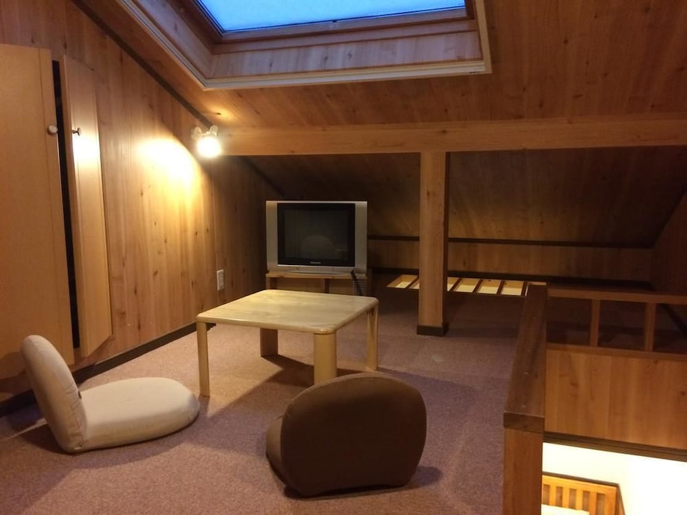 [ロフトの天窓から星が見えるお部屋] 4人部屋 ロフト付き 共用バス 202 | 四季の宿すばる