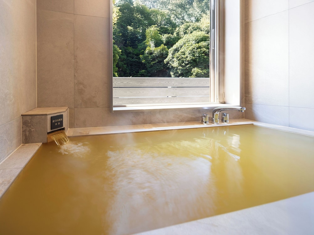 [金泉半露天風呂付] プレミアム和洋室 (4名定員) 禁煙 バスルーム0 | 亀の井ホテル 有馬