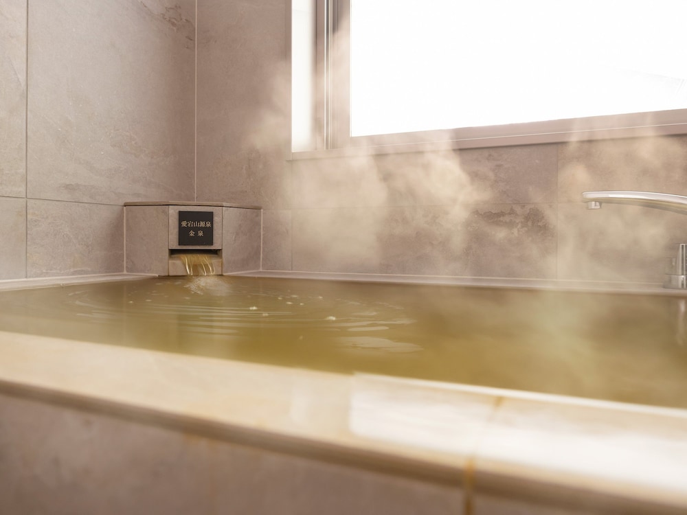 [金泉半露天風呂付] プレミアム和洋室 (4名定員) 禁煙 バスルーム1 | 亀の井ホテル 有馬