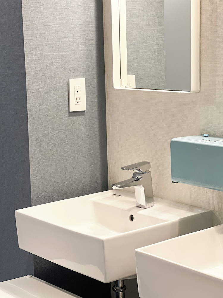 Premium Twin B バスルームのシンク0 | Hotel Hangout - ホステル