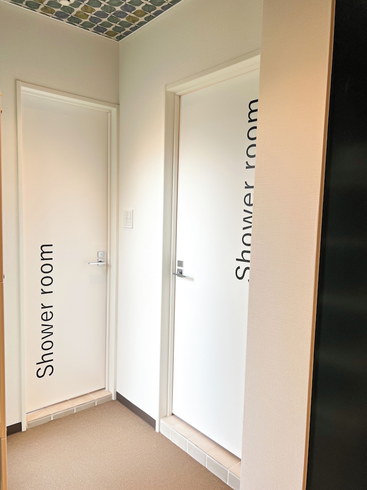 Premium Twin B 共用バスルーム1 | Hotel Hangout - ホステル