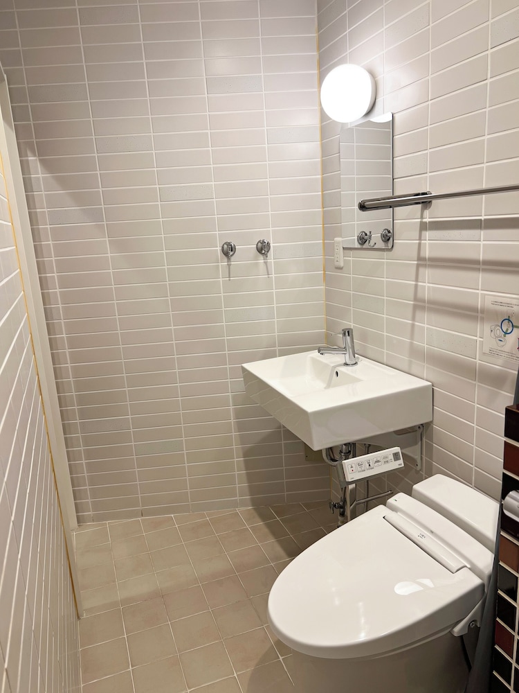 コンフォート ダブルルーム ダブルベッド 1 台 禁煙 専用バスルーム バスルーム1 | Hotel Hangout - ホステル