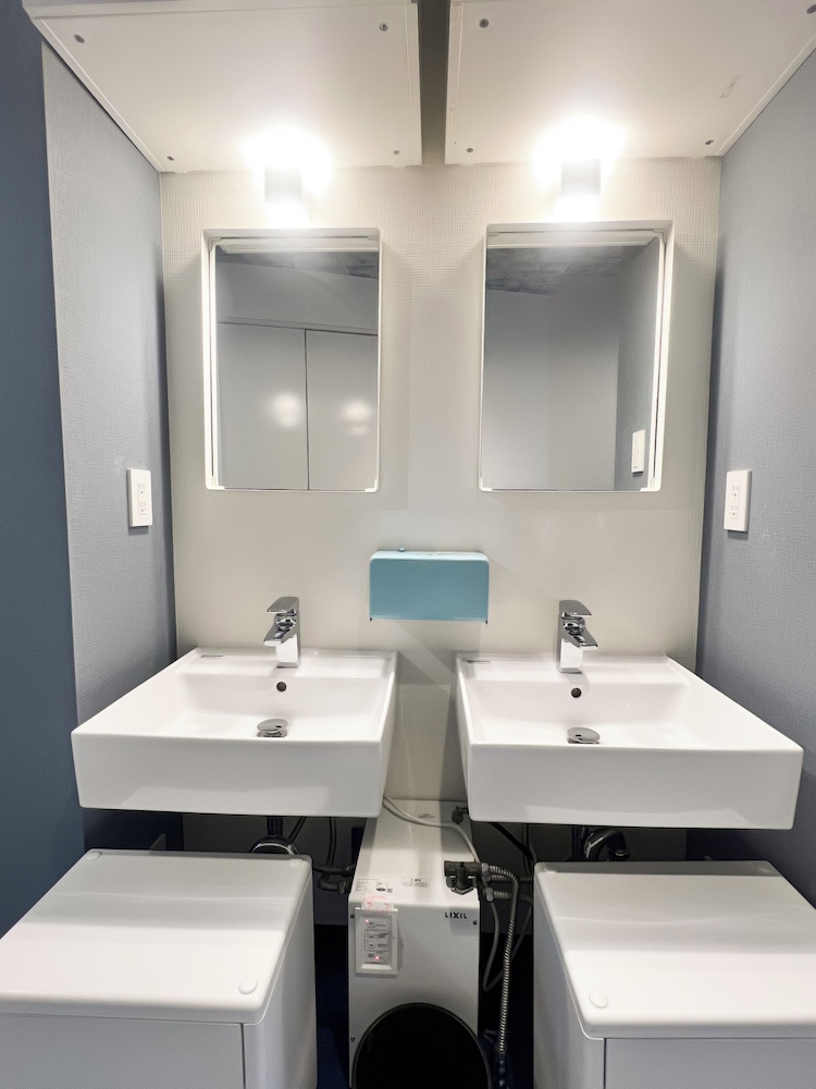 Premium Twin B バスルームのシンク1 | Hotel Hangout - ホステル