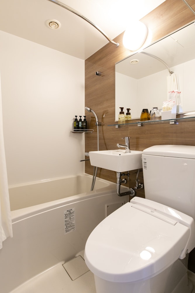 【禁煙】ハリウッドツインルーム/16㎡/110 ㎝ 幅ベッド2台/2名迄 バスルーム1 | KOKO HOTEL 札幌すすきの