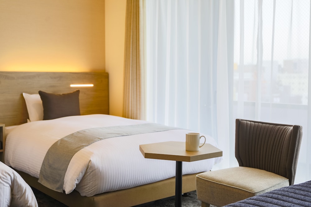 【禁煙】デラックスツインルーム/26㎡/120 ㎝ 幅ベッド2台+EXベッド/3名迄 客室2 | KOKO HOTEL 札幌すすきの