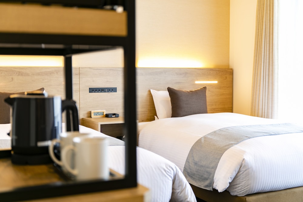 【禁煙】デラックスツインルーム/26㎡/120 ㎝ 幅ベッド2台+EXベッド/3名迄 客室1 | KOKO HOTEL 札幌すすきの