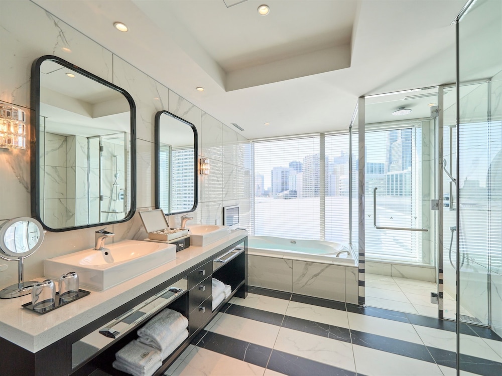 プレミア スイート キング 禁煙 バスルーム1 | ザ・カハラ・ホテル & リゾート 横浜