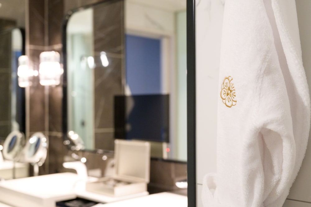 ザ · カハラ グランド キング アッパーフロア 禁煙 バスルーム1 | ザ・カハラ・ホテル & リゾート 横浜