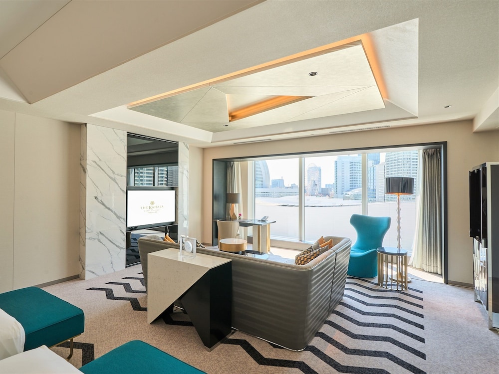 プレミア スイート ツイン 禁煙 リビング エリア3 | ザ・カハラ・ホテル & リゾート 横浜