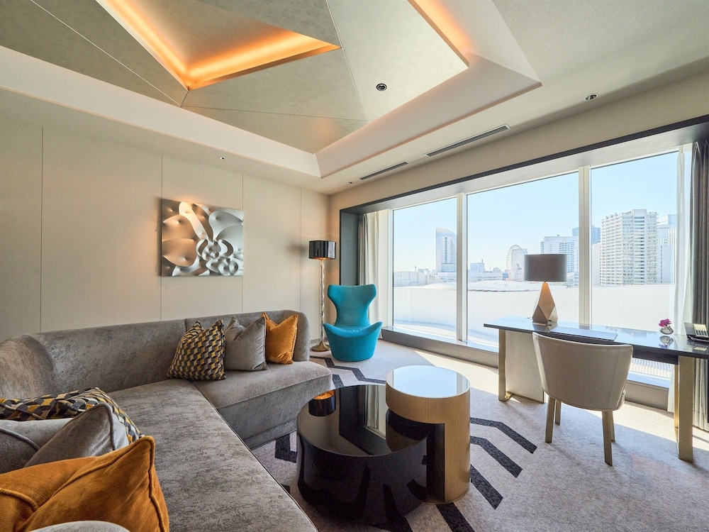 プレミア スイート キング 禁煙 リビング エリア2 | ザ・カハラ・ホテル & リゾート 横浜