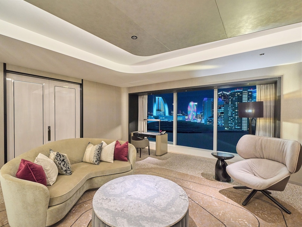 エグゼクティブ スイート ツイン 禁煙 リビング エリア1 | ザ・カハラ・ホテル & リゾート 横浜