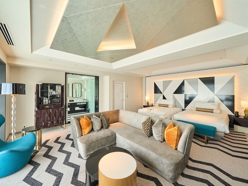 プレミア スイート ツイン 禁煙 リビング エリア1 | ザ・カハラ・ホテル & リゾート 横浜