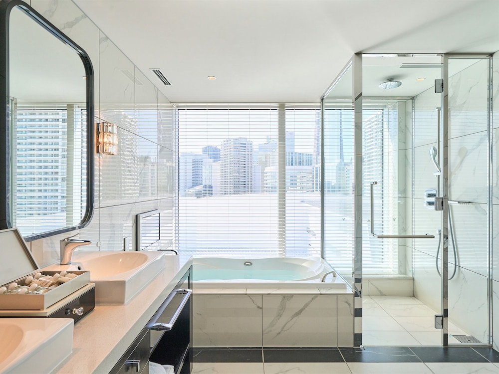 プレミア スイート キング 禁煙 バスルーム2 | ザ・カハラ・ホテル & リゾート 横浜