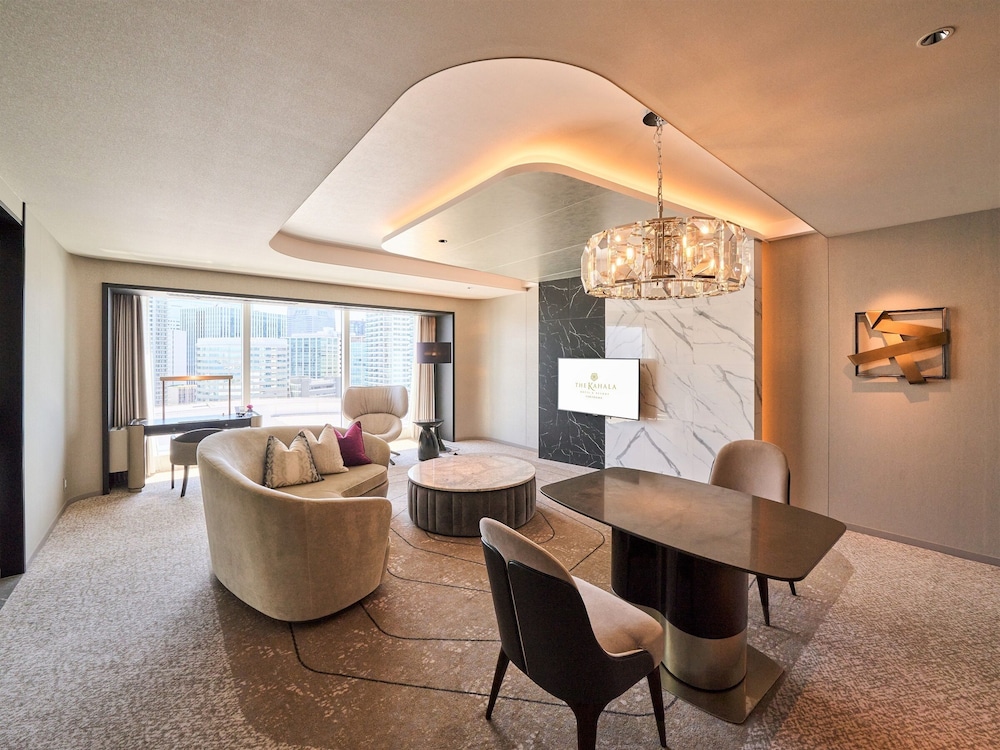 エグゼクティブ スイート ツイン 禁煙 リビング エリア0 | ザ・カハラ・ホテル & リゾート 横浜