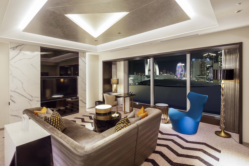 プレミア スイート ツイン 禁煙 リビング エリア0 | ザ・カハラ・ホテル & リゾート 横浜