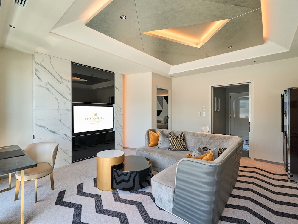 プレミア スイート キング 禁煙 リビング エリア1 | ザ・カハラ・ホテル & リゾート 横浜