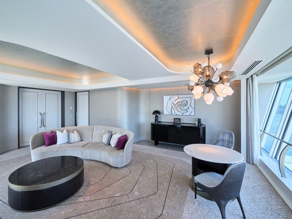 ザ · カハラ スイート ツイン 禁煙 リビング エリア1 | ザ・カハラ・ホテル & リゾート 横浜