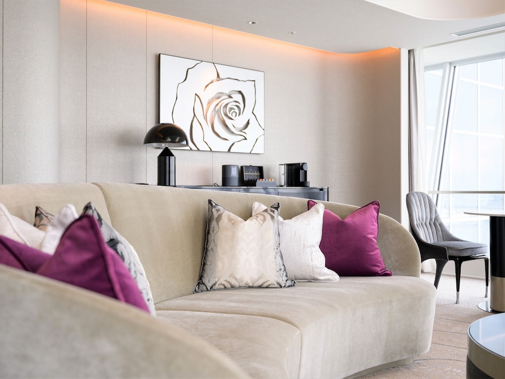 ザ · カハラ スイート キング 禁煙 リビング エリア2 | ザ・カハラ・ホテル & リゾート 横浜